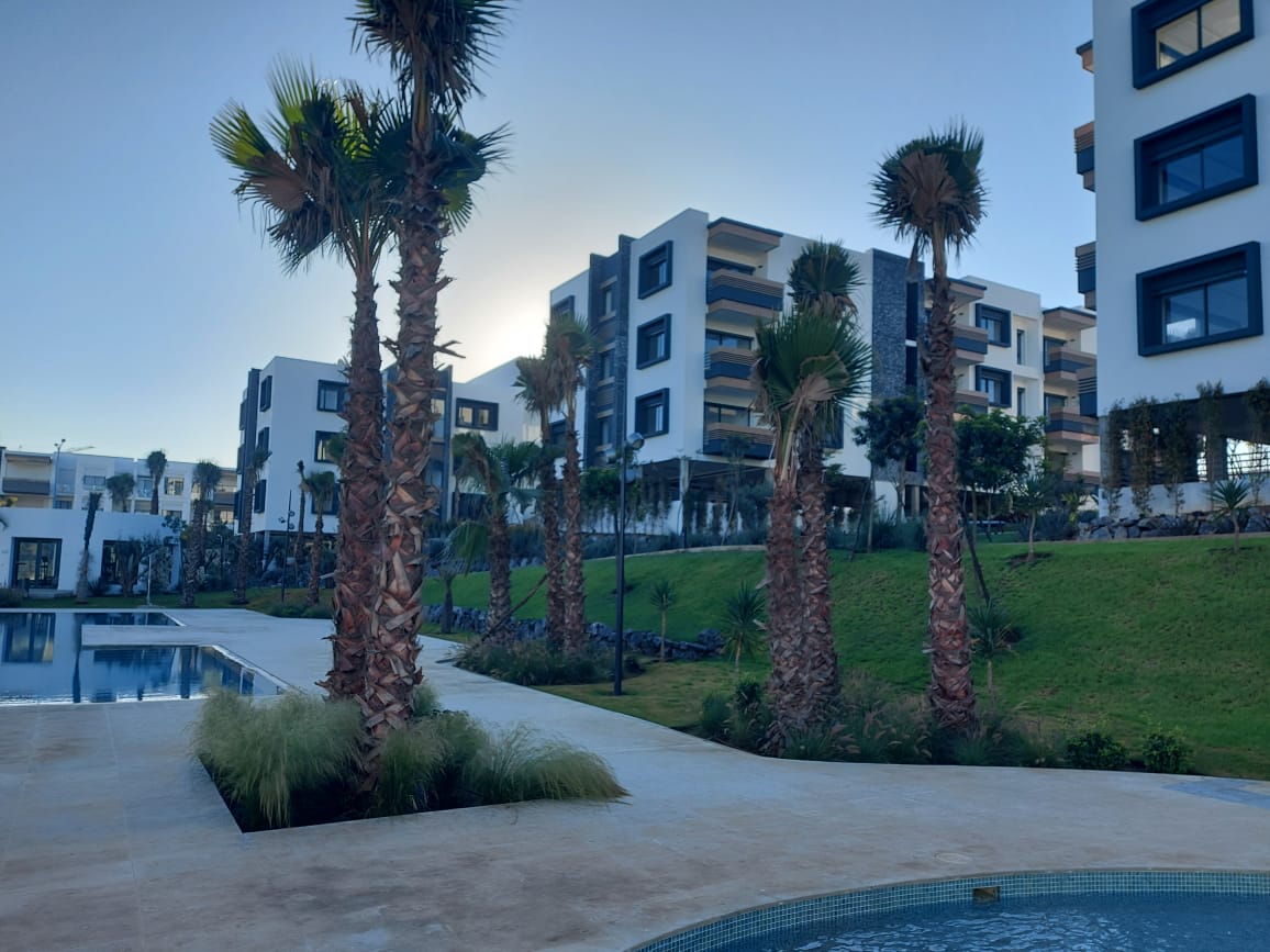 Peinture extérieure de façades de résidence autour d'une piscine au Maroc - Sofitrap