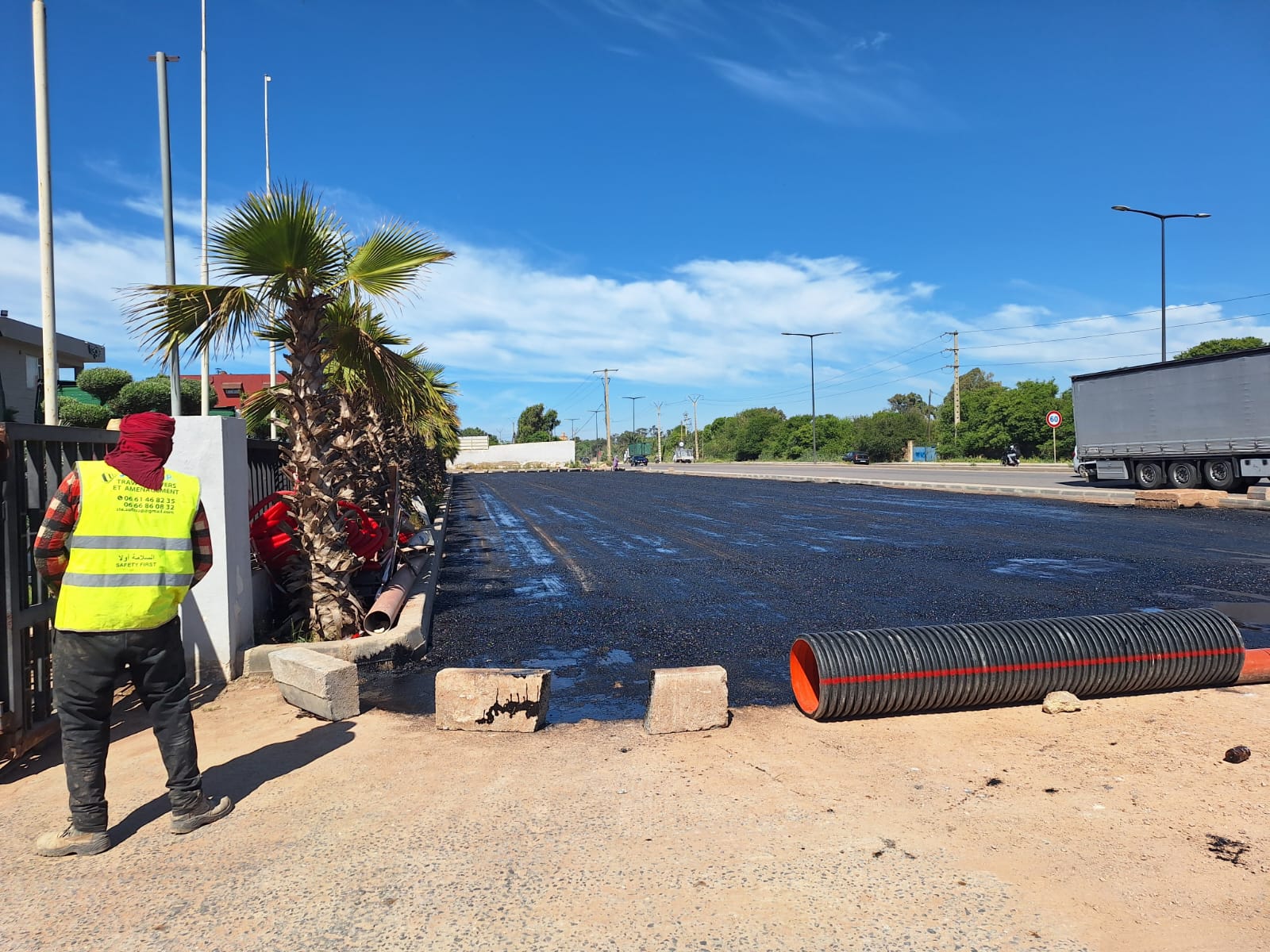 Chantier d'enrobé bitumineux sur voirie avec équipe et camion au Maroc - Sofitrap