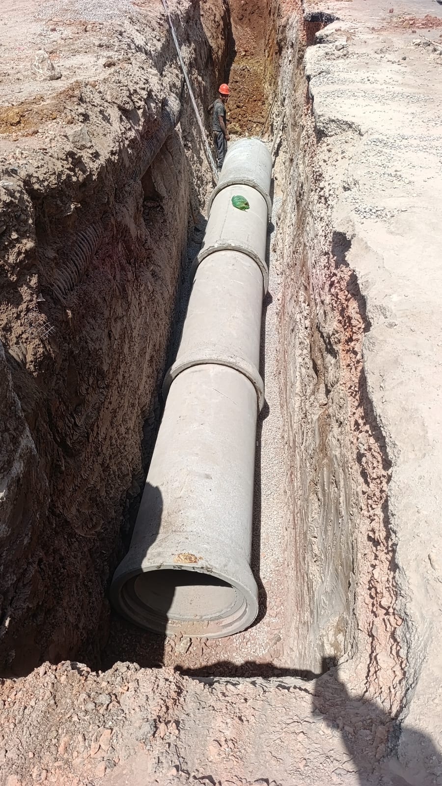 Conduite en béton armé posée sur lit de gravier en fond de fouille Maroc - Sofitrap
