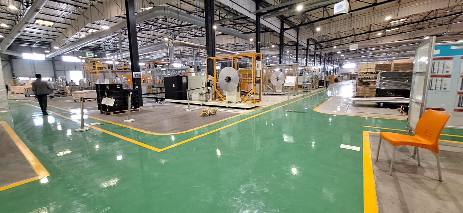 Sol époxy vert et marquage jaune dans l'usine XIEZHONG au Maroc - Sofitrap