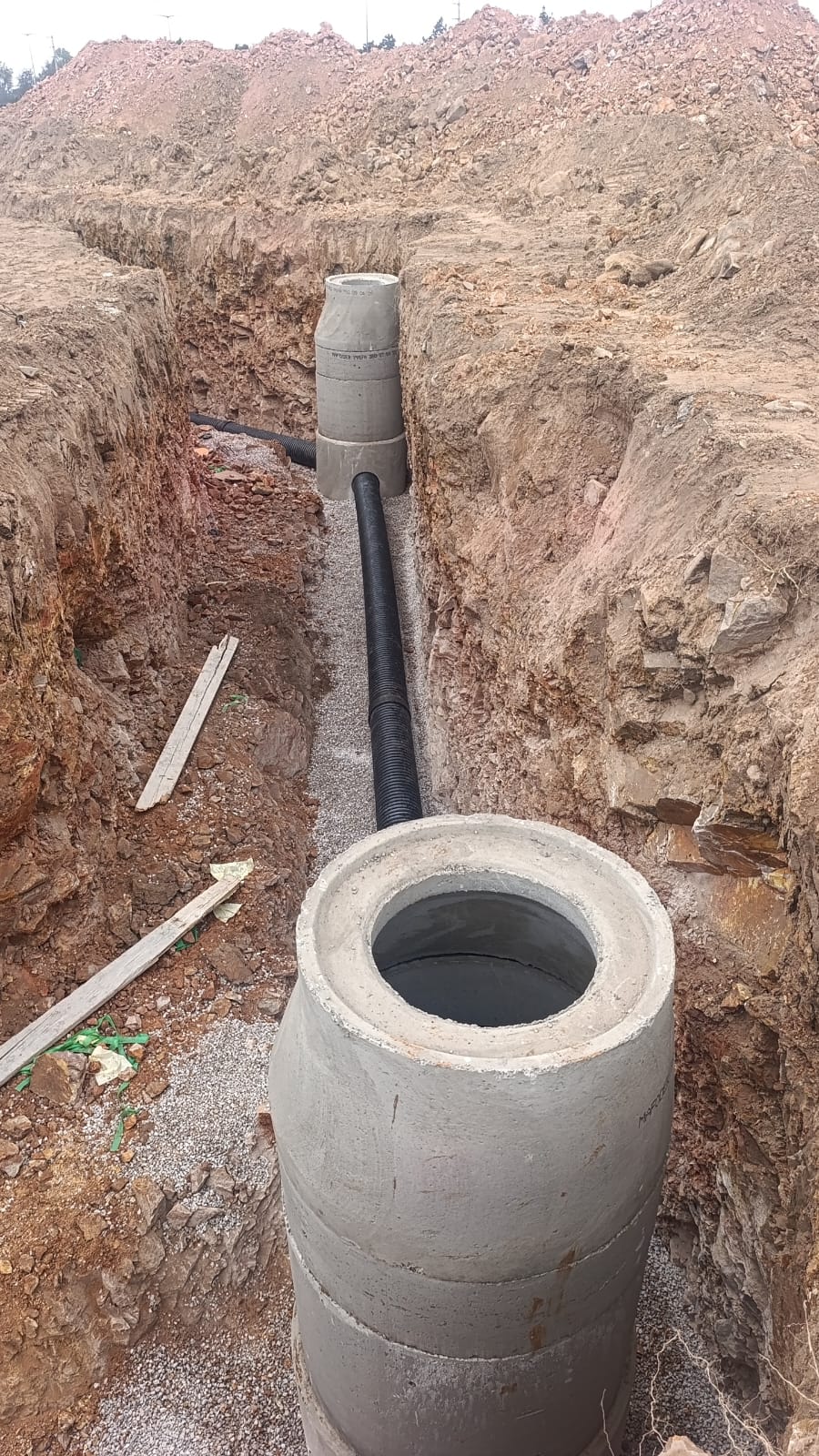 Canalisation PEHD annelée raccordée aux regards béton en tranchée Maroc - Sofitrap
