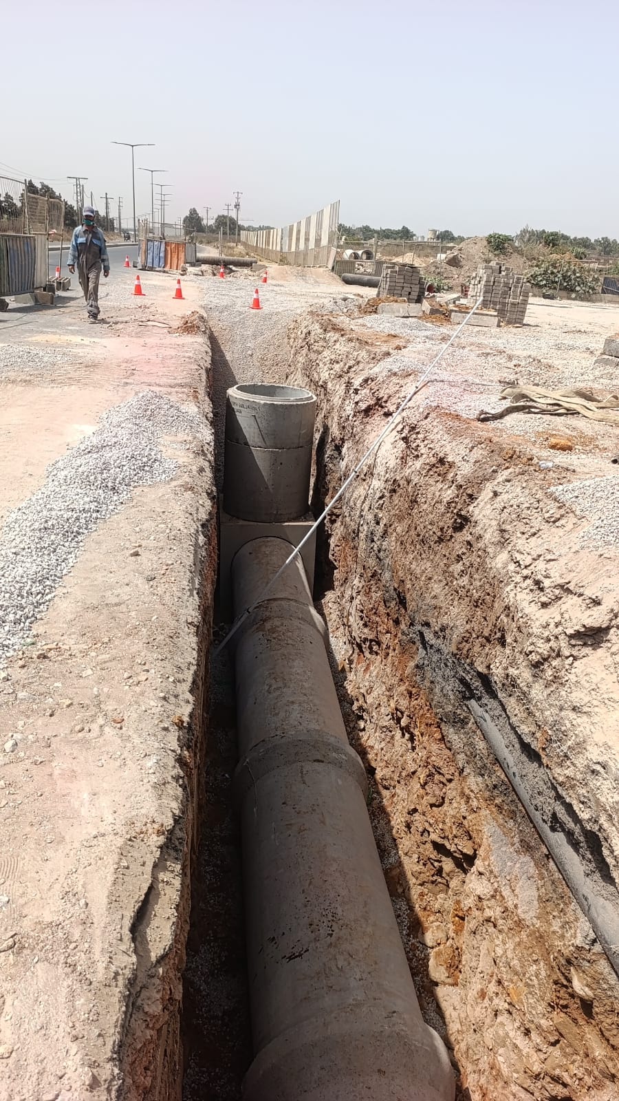 Regard d'assainissement préfabriqué et buses béton en tranchée le long de la voirie Maroc - Sofitrap - Sofitrap Maroc