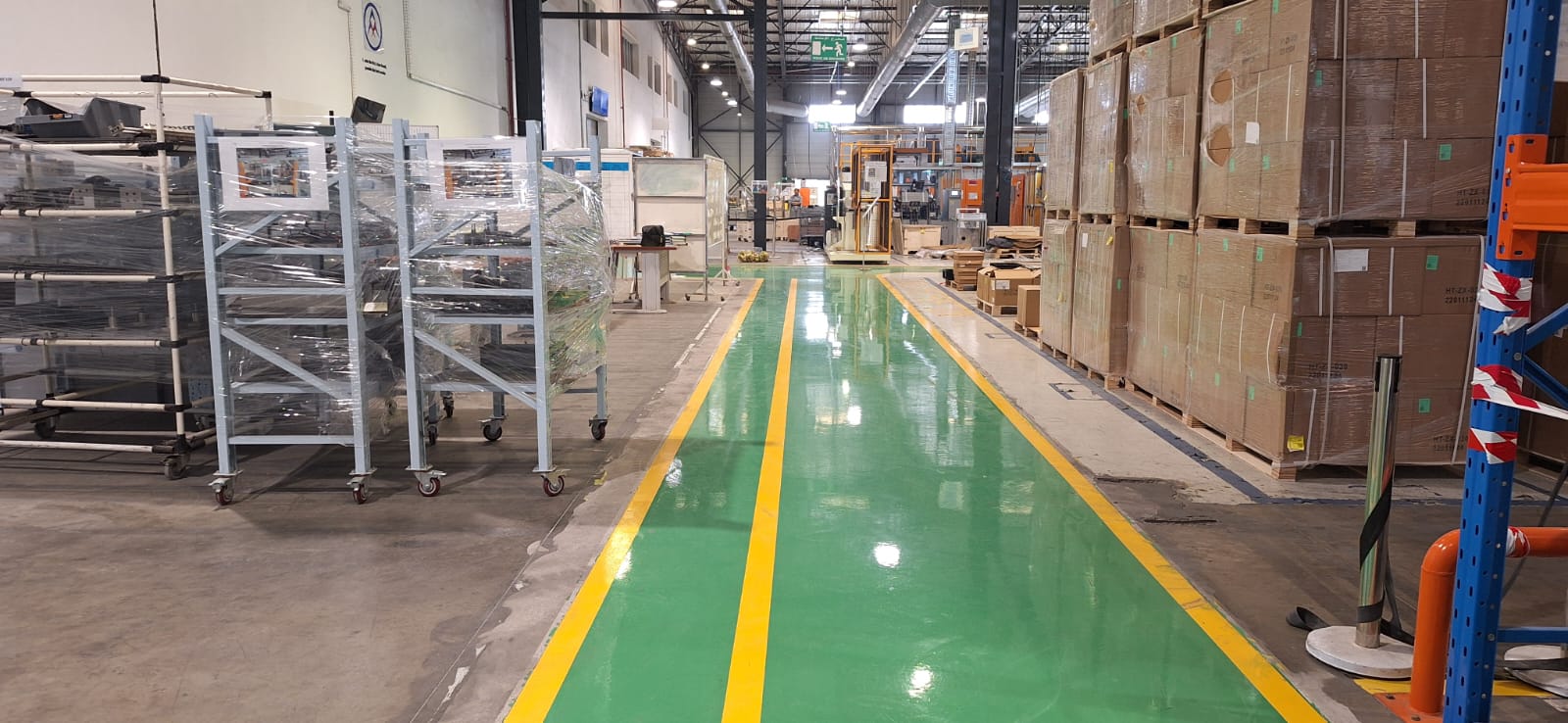 Couloir logistique avec sol époxy et bandes de sécurité XIEZHONG au Maroc - Sofitrap