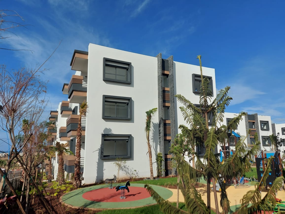Façades peintes de bâtiments résidentiels avec jardin au Maroc - Sofitrap