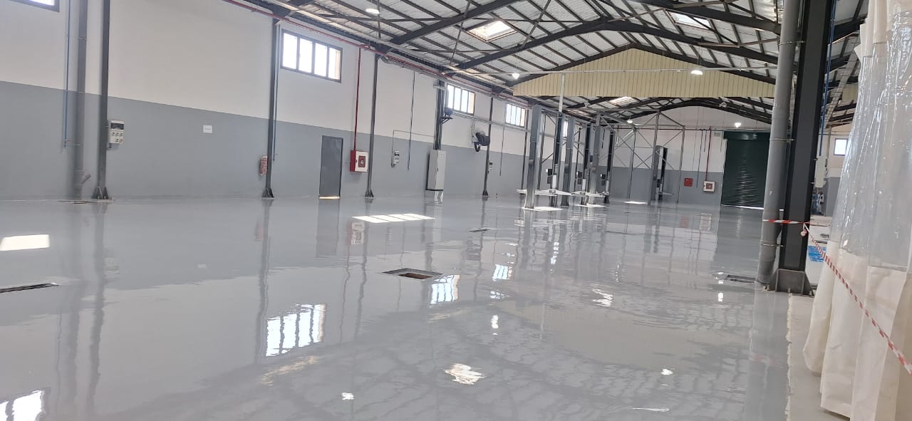 Sol résine époxy industriel brillant en usine Maroc - Sofitrap
