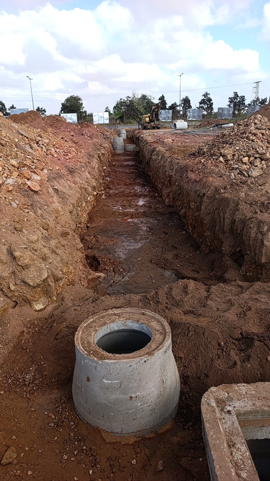Regard béton préfabriqué et tranchée ouverte pour réseau VRD Maroc - Sofitrap