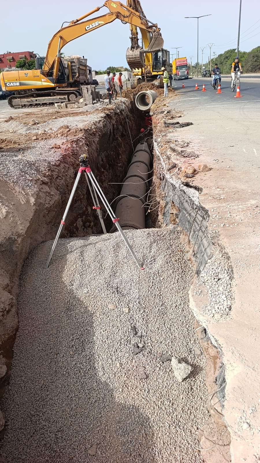 Pelle CASE et nivellement topographique sur chantier d'assainissement Maroc - Sofitrap