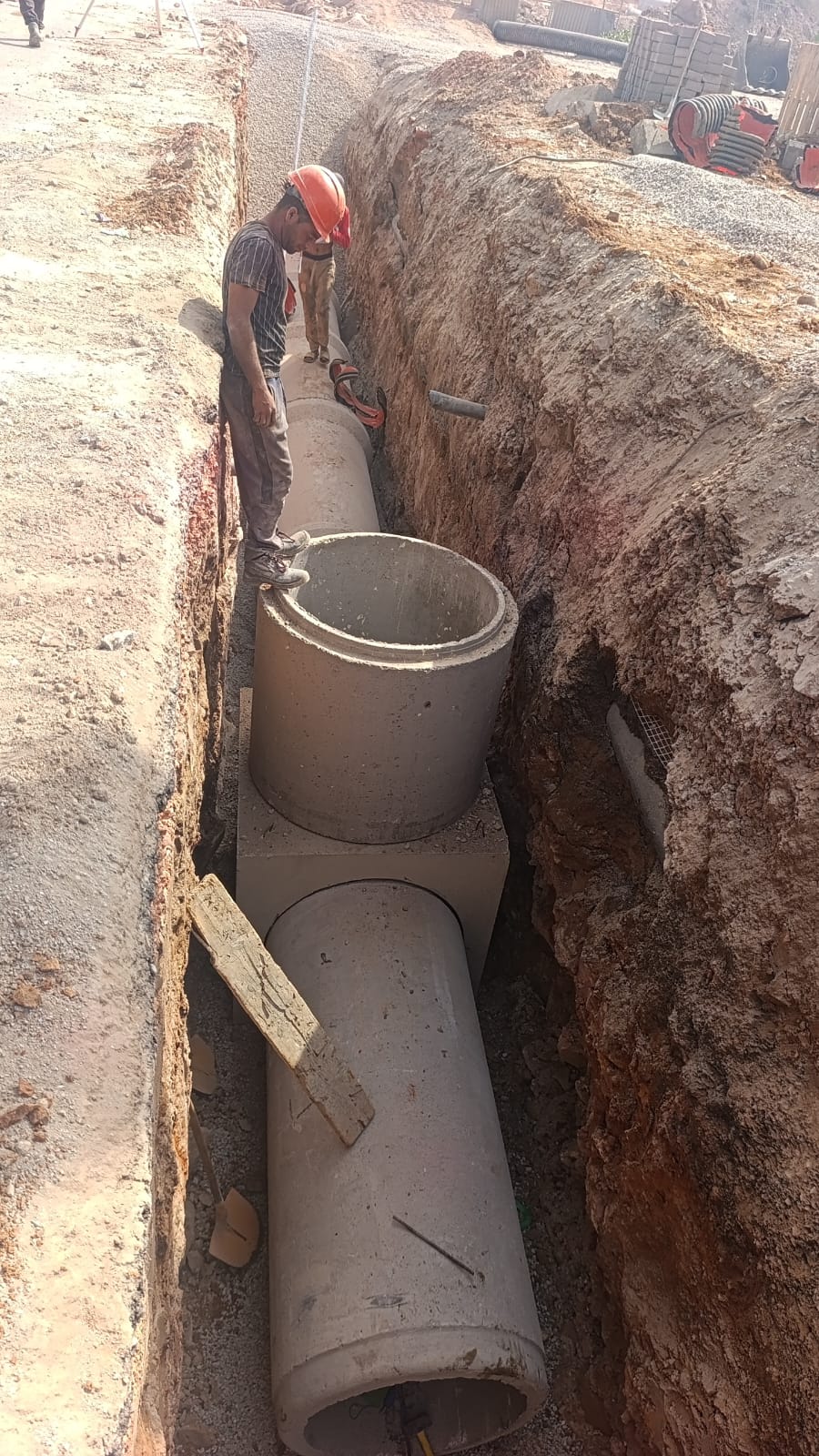 Raccordement de buses béton sur regard préfabriqué en tranchée Maroc - Sofitrap