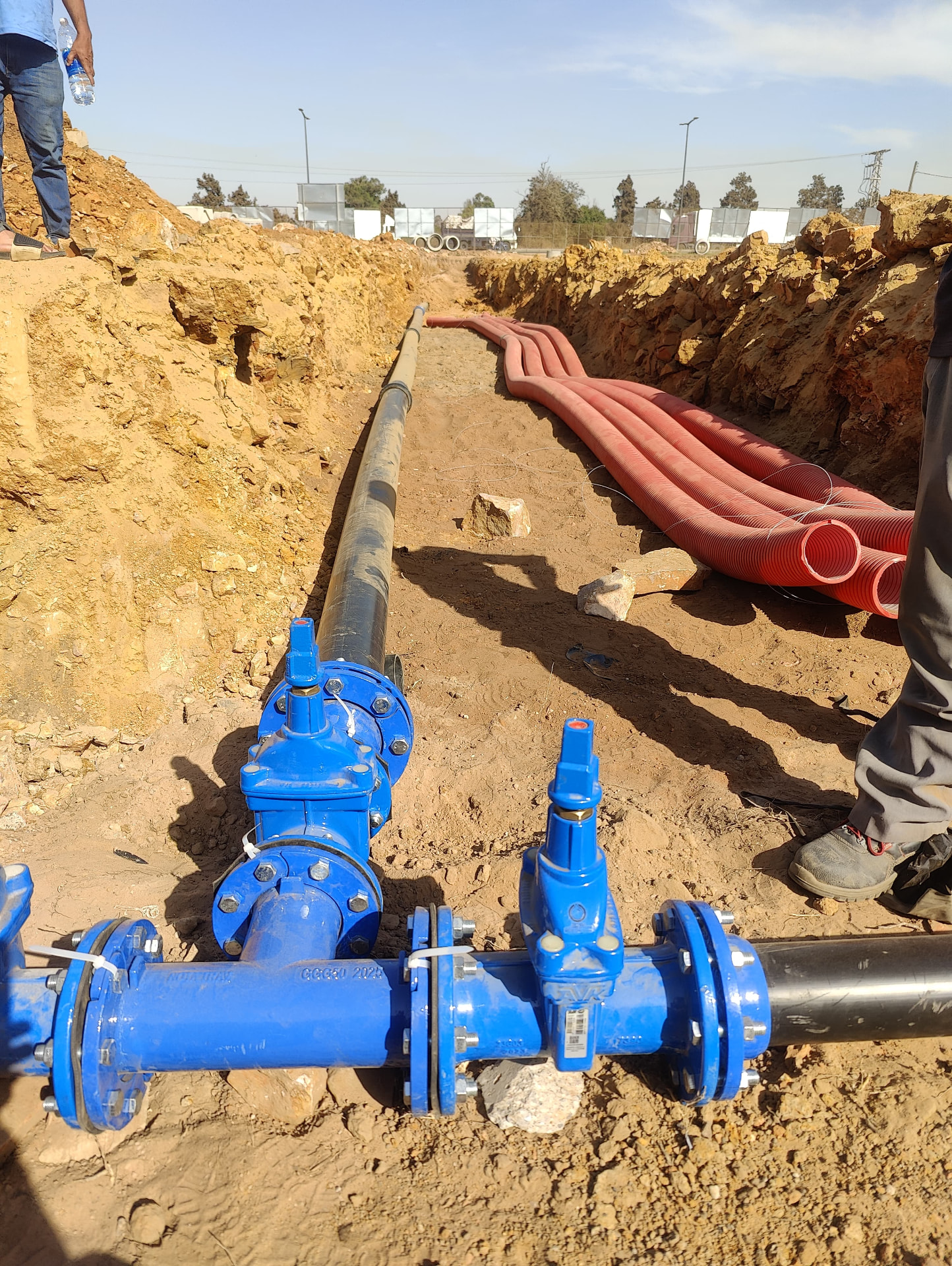 Réseau d'adduction d'eau potable avec vannes et gaines TPC rouges Maroc - Sofitrap