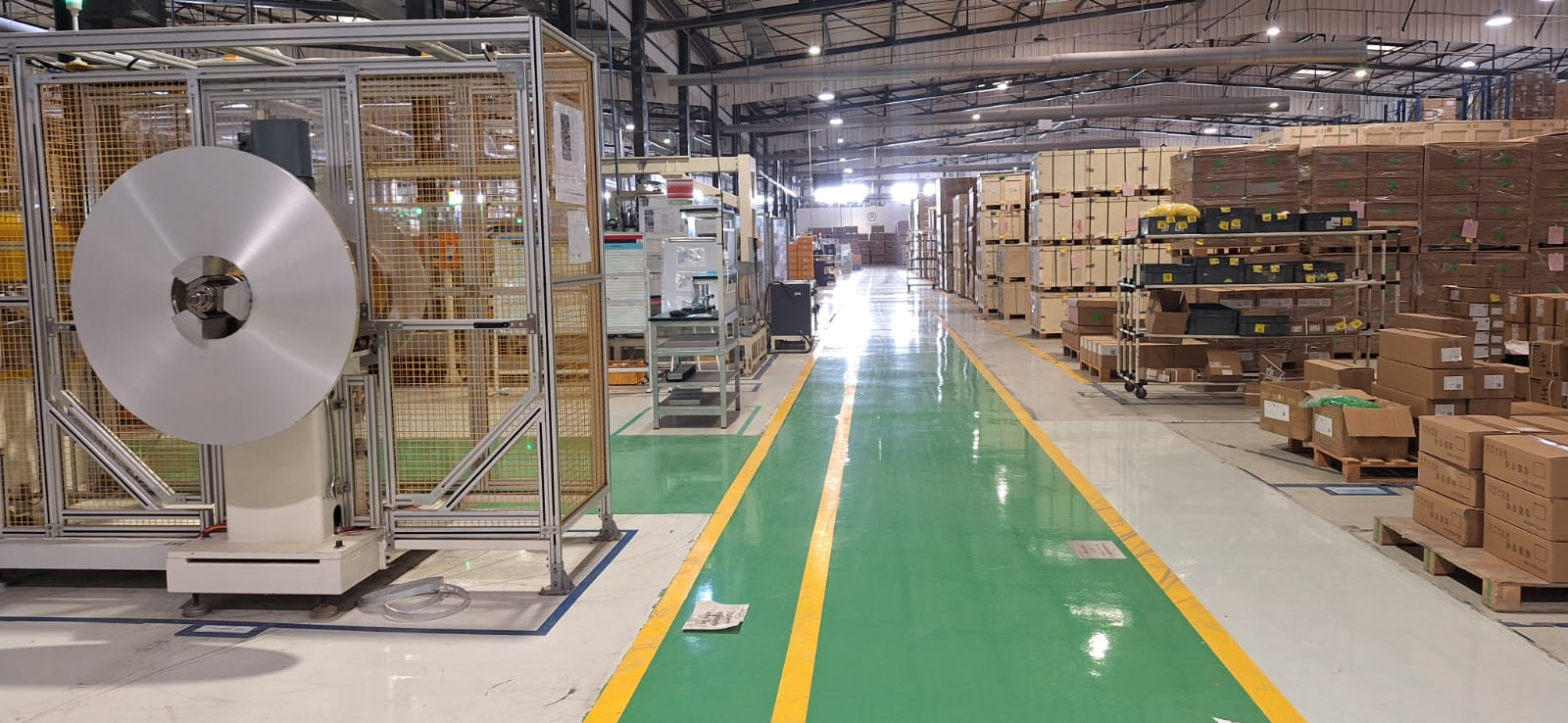 Allée de circulation en résine époxy verte dans l'usine XIEZHONG au Maroc - Sofitrap