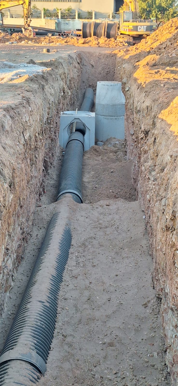 Pose de canalisation et regard béton en tranchée Maroc - Sofitrap