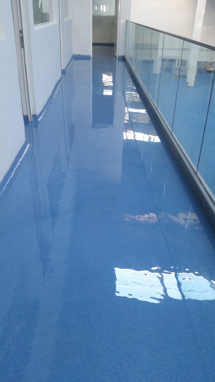 Sol résine époxy bleu brillant en atelier industriel Maroc - Sofitrap