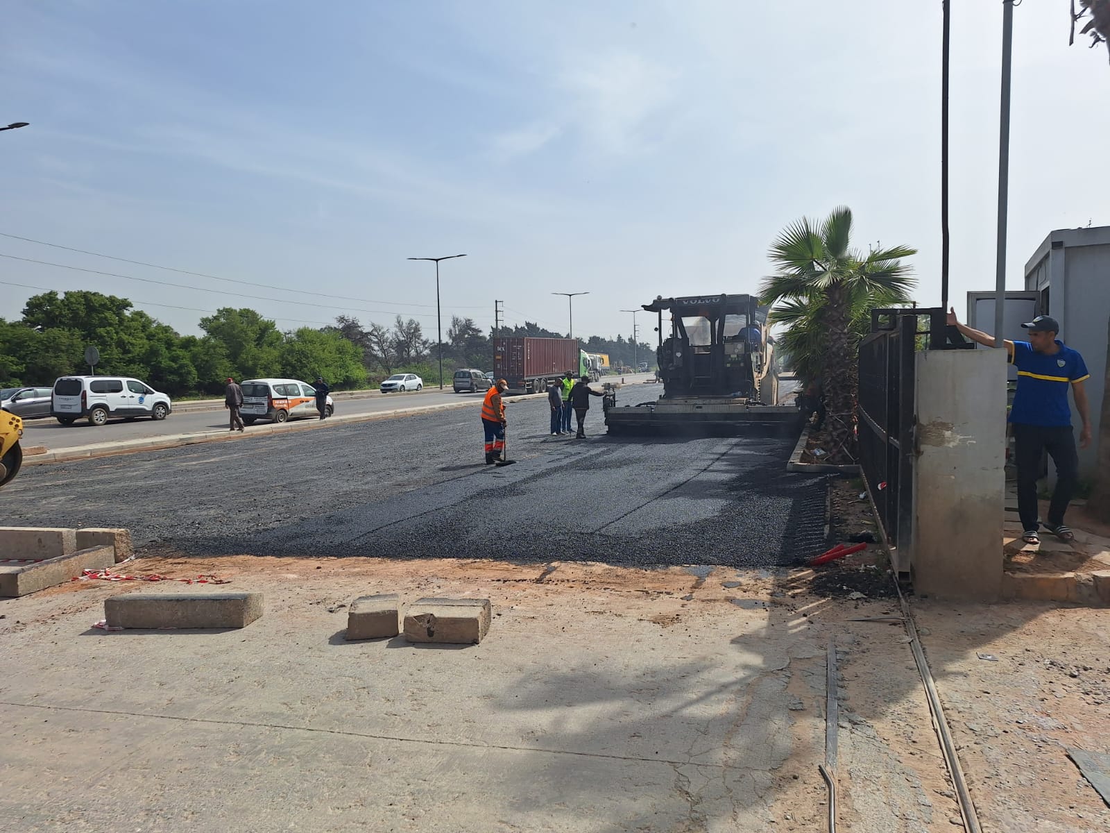 Finition d'enrobé bitumineux sur voirie Maroc - Sofitrap